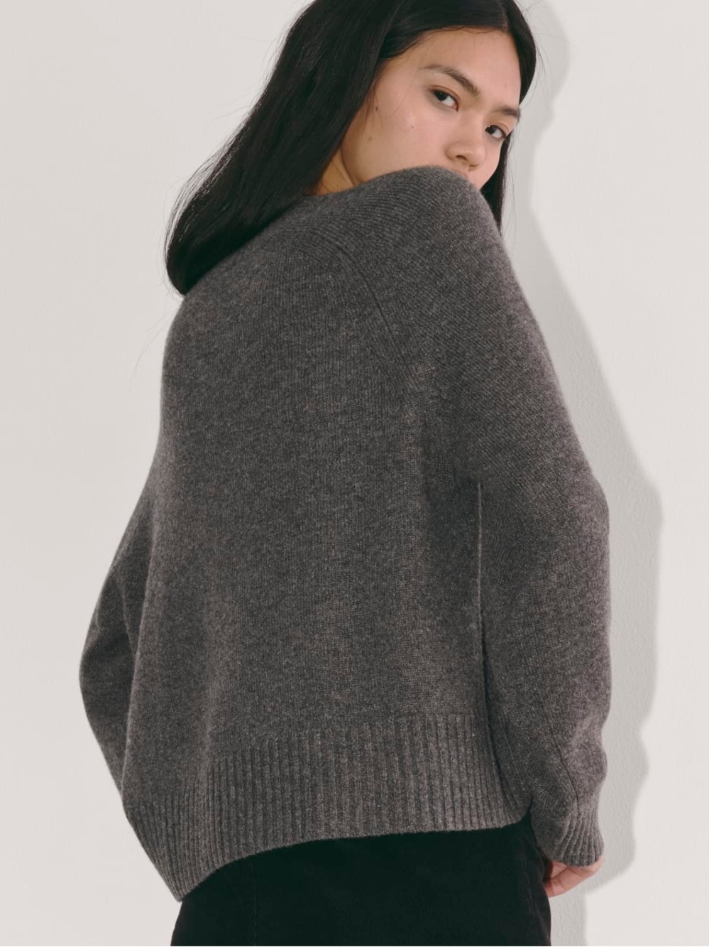 EVERLANE THE BOXY CREWNECK CASHMERE SWEATER IN HEATHER CHARCOAL M XL - Picture 2 of 5